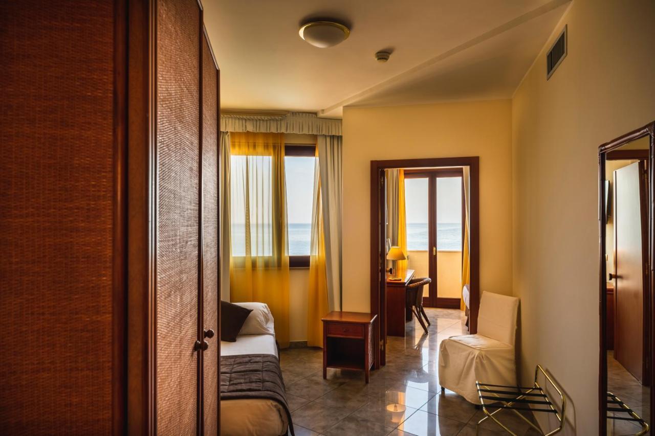 Lido Azzurro Apulia Hotel Taranto Ara Solis מראה חיצוני תמונה